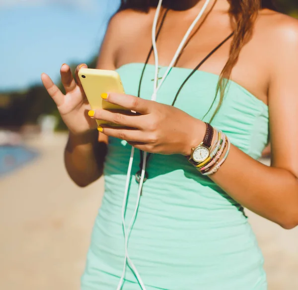 Manos femeninas sosteniendo teléfono inteligente —  Fotos de Stock