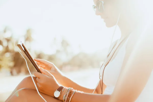 Chica en gafas de sol sosteniendo tableta — Foto de Stock