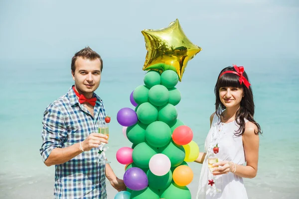 Par stående nära ballong träd på stranden — Stockfoto