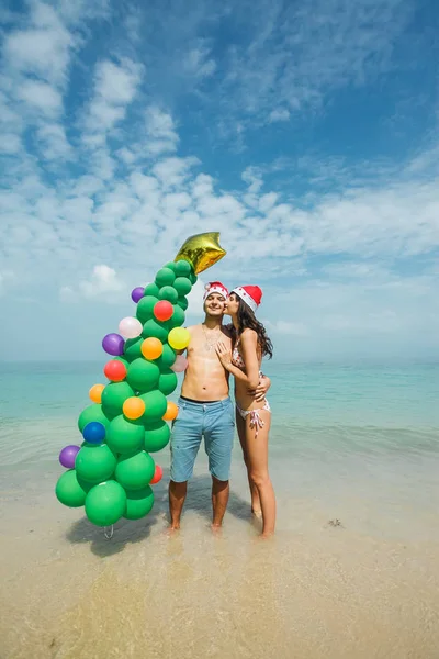 Ζευγάρι στέκεται με μπαλόνι δέντρο στην παραλία — Φωτογραφία Αρχείου