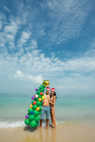 Pareja de pie con globo en la playa — Foto de Stock