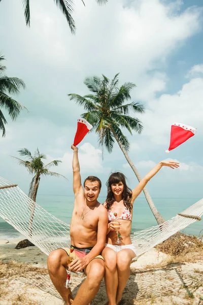 Couple sitting in hammock on beach — Stock Photo, Image