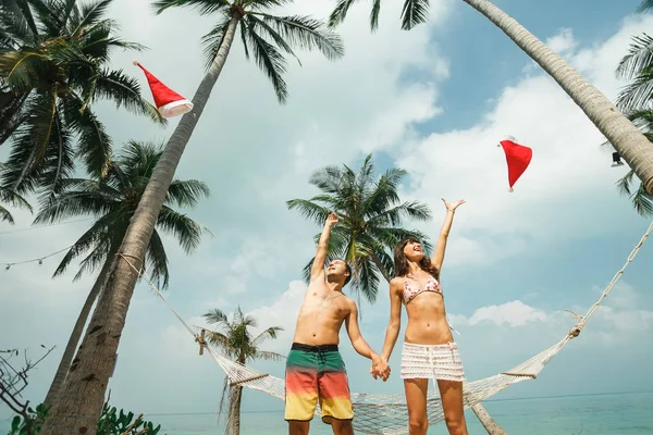 Casal de pé perto de rede na praia — Fotografia de Stock