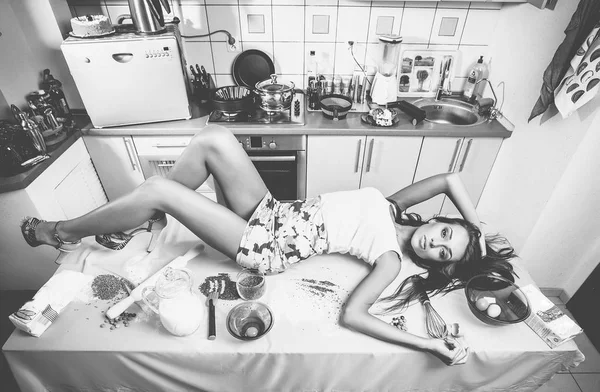 Akşam yemeği masanın üzerinde yatan seksi kadın — Stok fotoğraf
