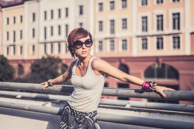 genç kız sokakta poz