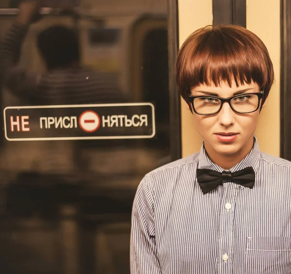 Nerd hübsches Mädchen mit Hipster-Brille — Stockfoto