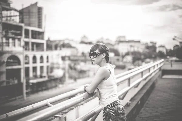 Jovem posando na rua — Fotografia de Stock