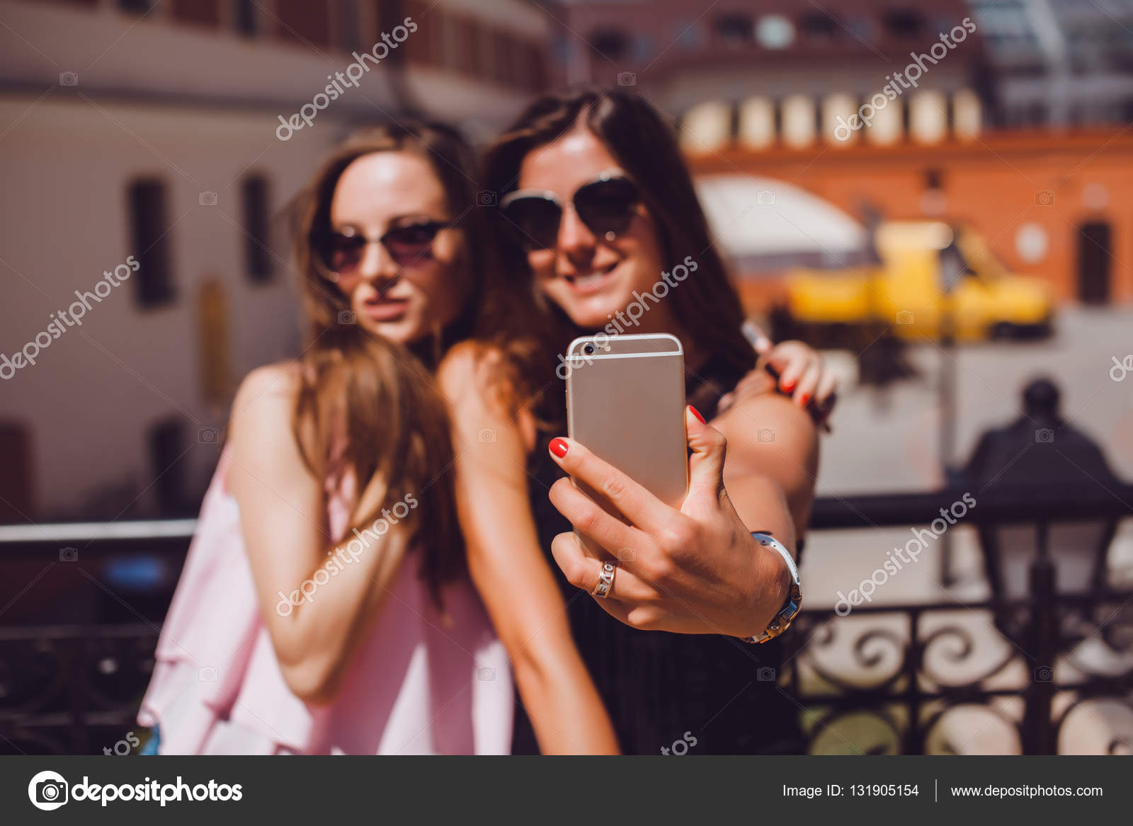 Selfie 1. Смартфон селфи. Селфи в городе. Селфи с подругой. Задний фон для селфи.