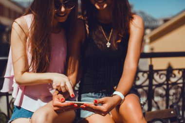  Smartphone açık kullanılarak hipster kızlar