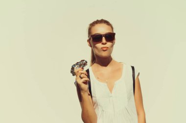 Mutlu kadın yeme çikolata