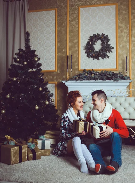 Feliz joven pareja sosteniendo dos cajas de regalo — Foto de Stock