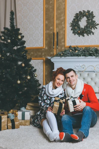 Feliz joven pareja sosteniendo dos cajas de regalo — Foto de Stock