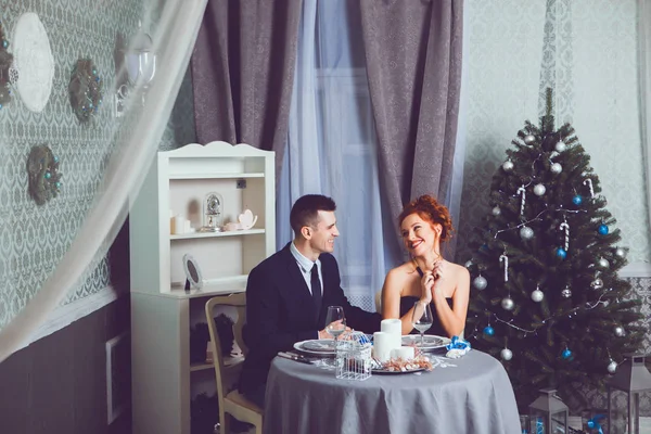 Feliz joven pareja celebrando la Navidad —  Fotos de Stock