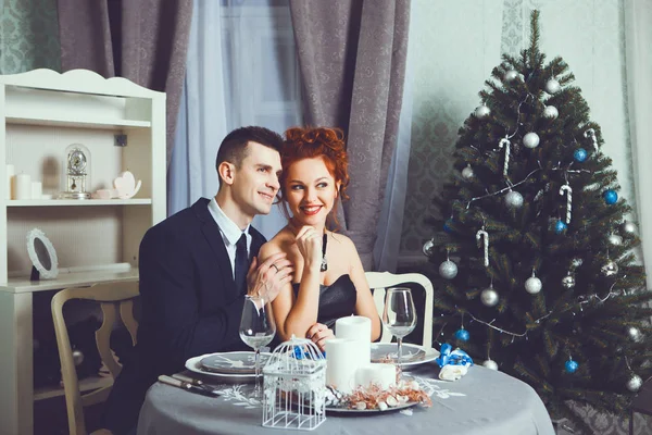 Feliz joven pareja celebrando la Navidad — Foto de Stock