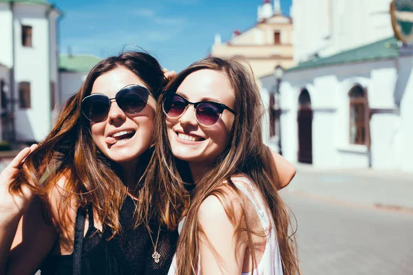 Ragazze hipster utilizzando smartphone facendo selfie all'aperto — Foto Stock