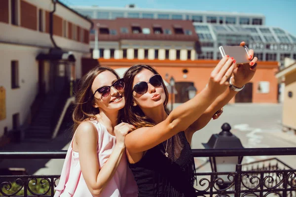 Ragazze hipster utilizzando smartphone facendo selfie all'aperto — Foto Stock