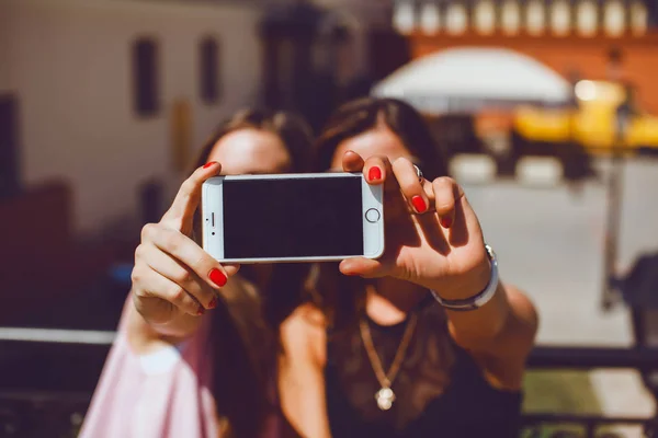 流行に敏感な女の子の selfie を屋外に作るスマート フォンを使用して — ストック写真