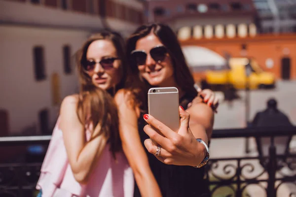 Hipster κορίτσια χρησιμοποιώντας smartphone κάνει selfie εξωτερική — Φωτογραφία Αρχείου