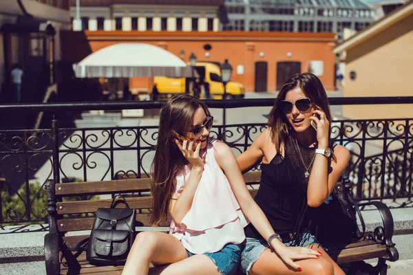 Hipster lányok használ smartphone szabadtéri — Stock Fotó