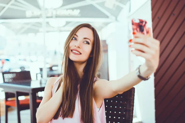 Bella donna hipster fare selfie — Foto Stock