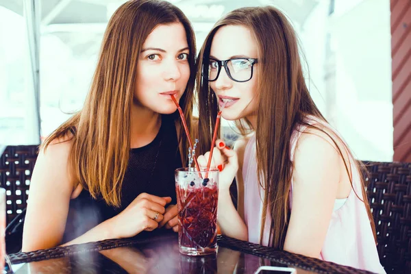 Junge schöne Frauen trinken Cocktails — Stockfoto