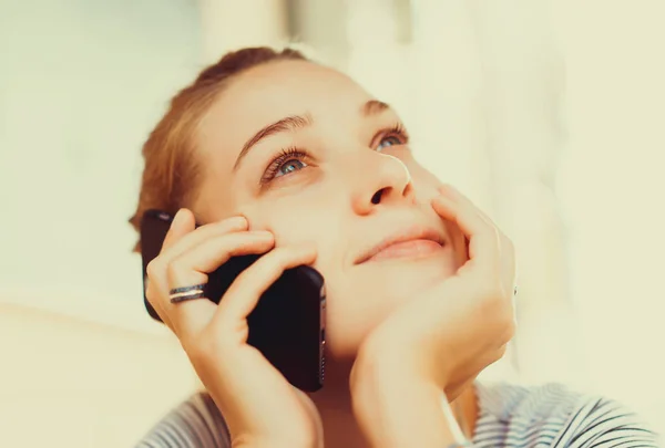 Junge hübsche Frau mit Telefon — Stockfoto