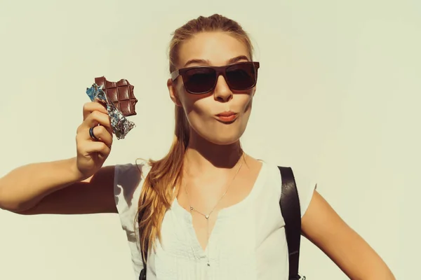 Mulher feliz comer chocolate — Fotografia de Stock