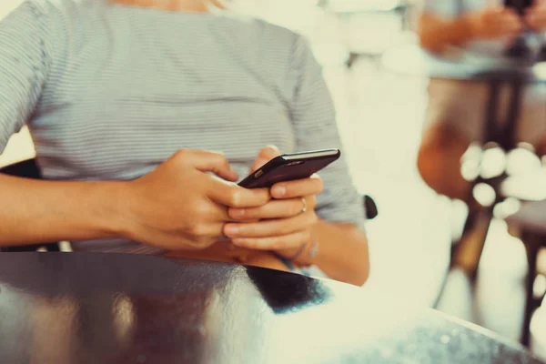 Manos de mujer usando el teléfono — Foto de Stock