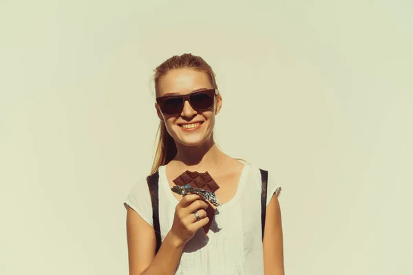 Mujer feliz comiendo chocolate —  Fotos de Stock