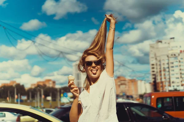 Schöne Frau isst Eis auf der Straße — Stockfoto