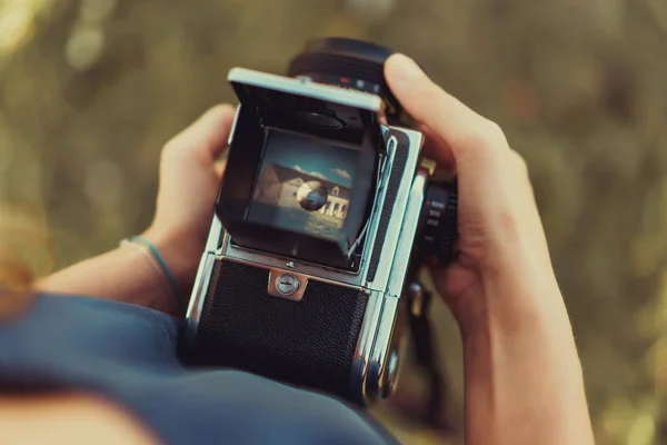 Vintage fotoğraf kamera tutan eller kadın