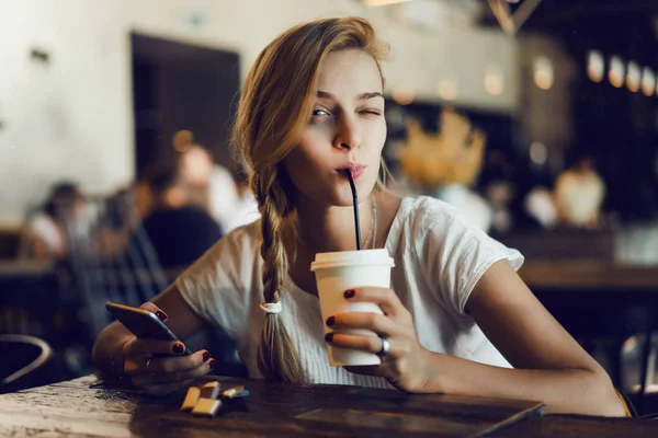 Donna che utilizza il telefono cellulare in caffè — Foto Stock