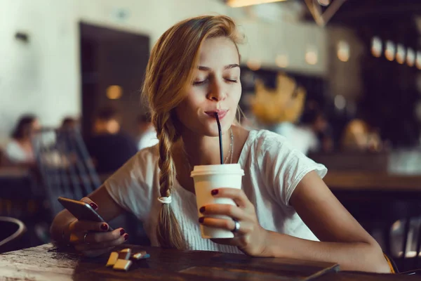 Donna che utilizza il telefono cellulare in caffè — Foto Stock