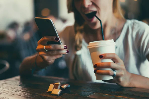 Mujer usando el teléfono móvil en la cafetería —  Fotos de Stock