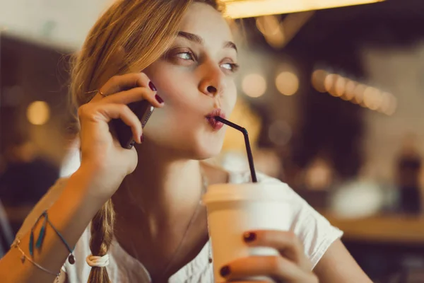 카페에서 휴대 전화를 사용하는 여성 — 스톡 사진