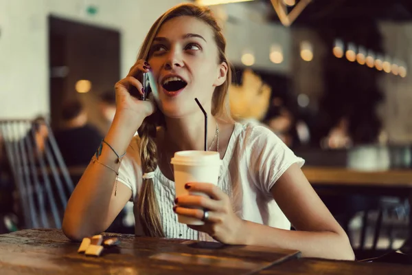 Donna che utilizza il telefono cellulare in caffè — Foto Stock