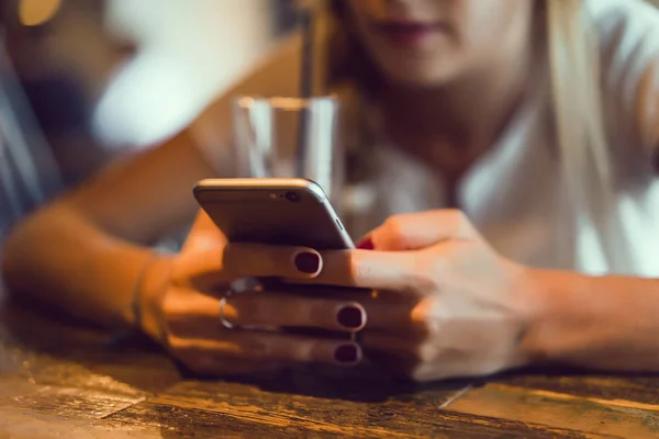 Mujer usando el teléfono móvil en la cafetería —  Fotos de Stock