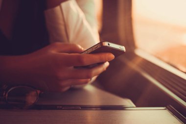 genç kız telefonla mesajlaşma  