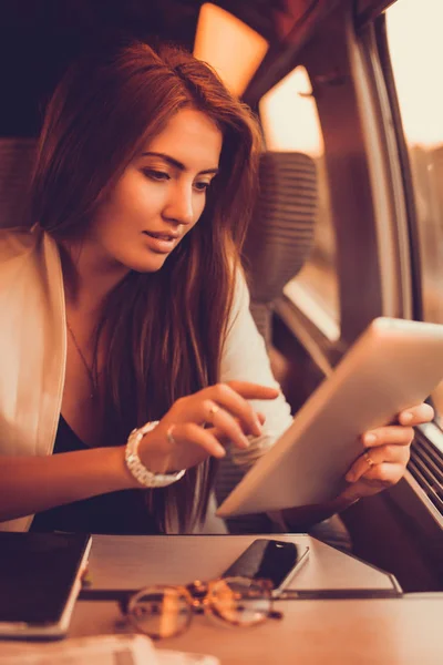 Bonita mujer usando tableta en tren —  Fotos de Stock