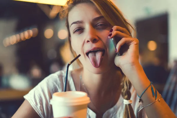 Donna che utilizza il telefono cellulare in caffè — Foto Stock