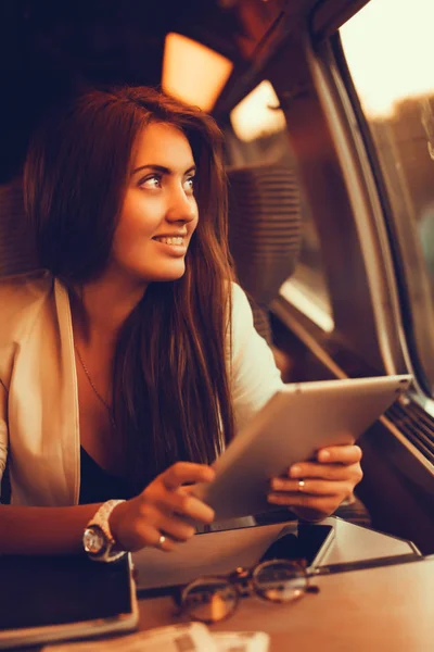 Hübsche Frau mit Tablet im Zug — Stockfoto