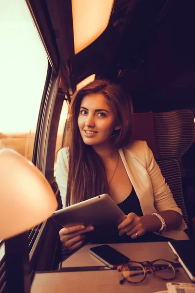 Mulher bonita usando tablet no trem — Fotografia de Stock