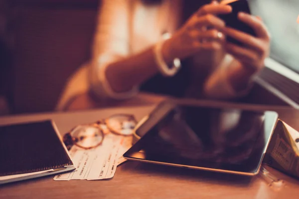 Mensajería chica joven en el teléfono — Foto de Stock