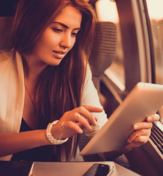 Femeie drăguță folosind tabletă în tren — Fotografie, imagine de stoc