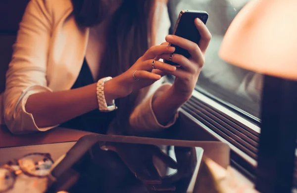 Young girl answer the messages on the phone — Stock Photo, Image