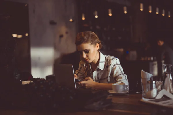 Jonge mooie vrouw met laptop — Stockfoto