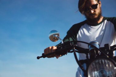 Vintage motosiklet üzerinde poz adam