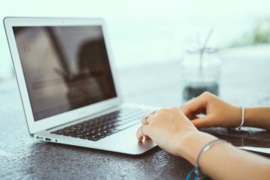 kafede dizüstü kullanan kadın