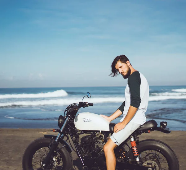 Hombre posando en motocicleta vintage — Foto de Stock
