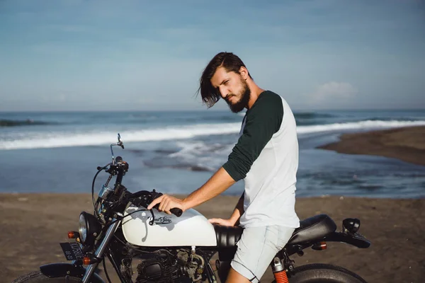 Homem posando na motocicleta vintage — Fotografia de Stock